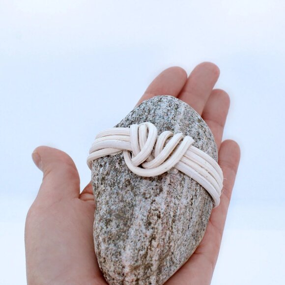 "Heart Knot" Rock Art Zen Decor - Japanese Wrapped Rock handcrafted with rattan - Picture 1 of 6